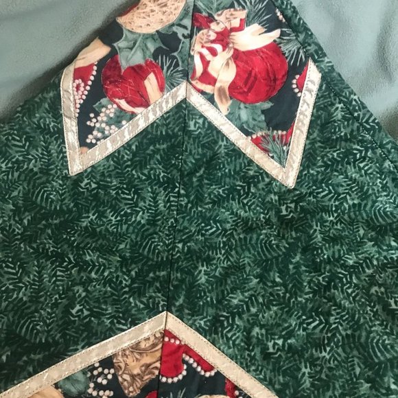 6' Beautiful Vintage(90's) Handmade Quilted Christmas Tree Skirt - Picture 4 of 9